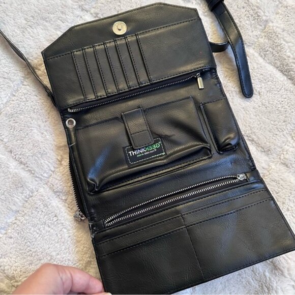 Think Geek | Dungeons & Dragons "Bag of Holding" Clutch Crossbody Bag Purse - Picture 6 of 14